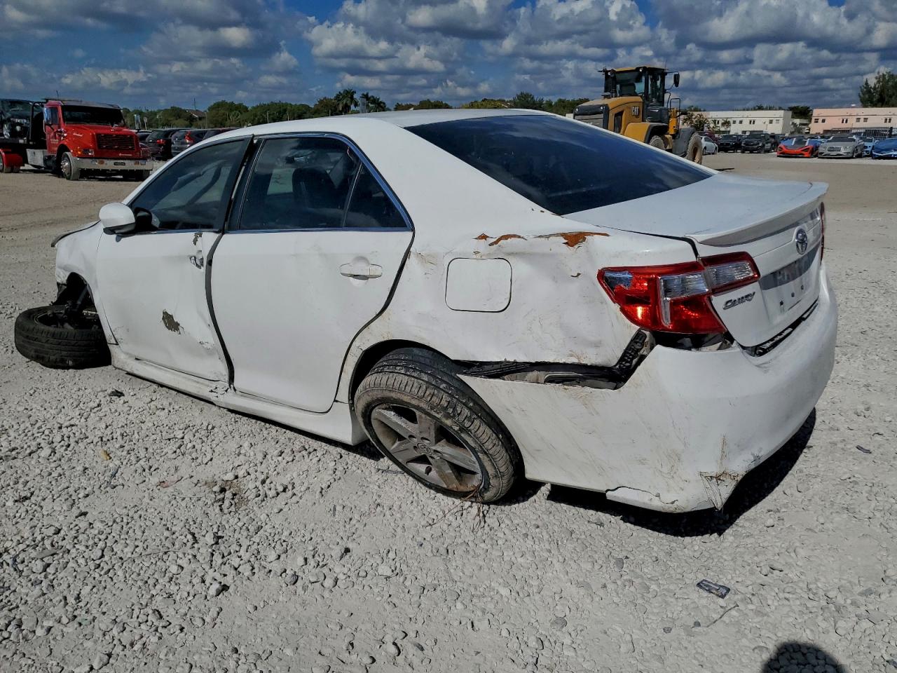 Toyota Camry L Image 2