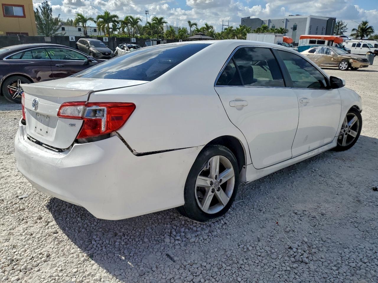 Toyota Camry L Image 13