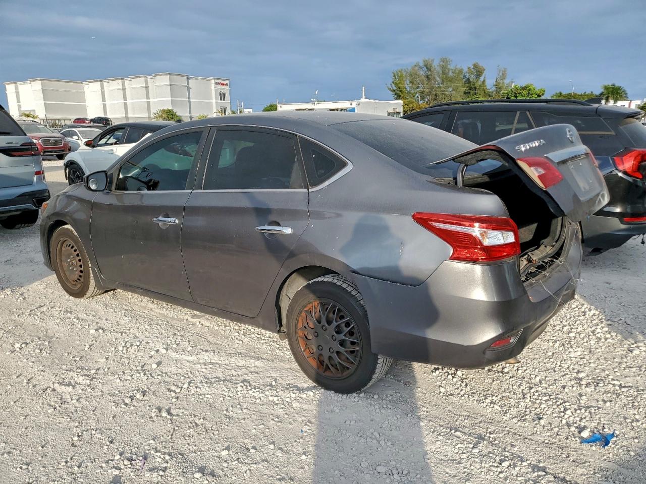 Nissan Sentra S Image 2