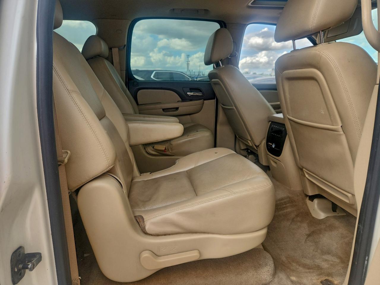 Chevrolet Suburban K1500 Ltz Image 9