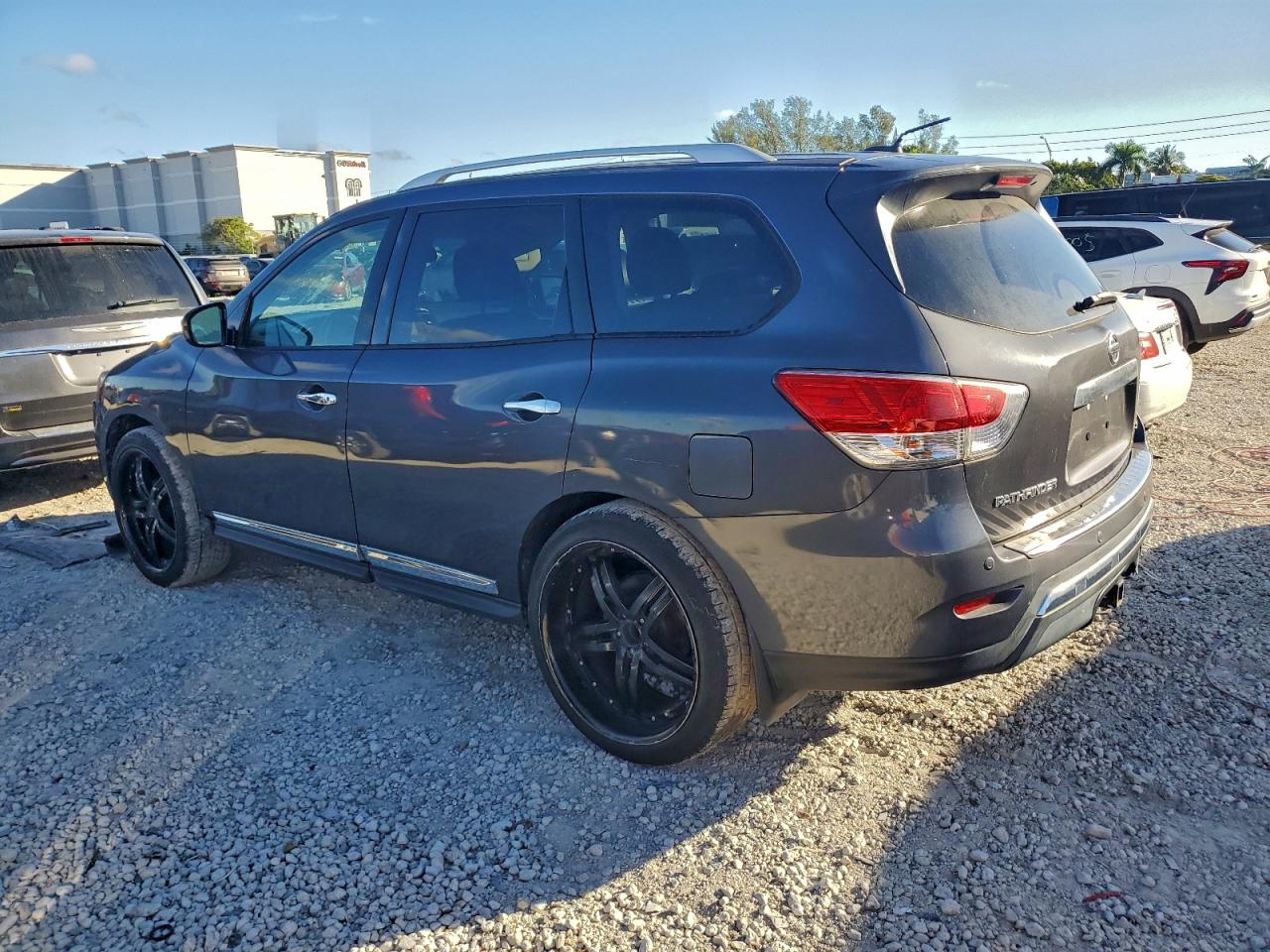 Nissan Pathfinder S Image 9