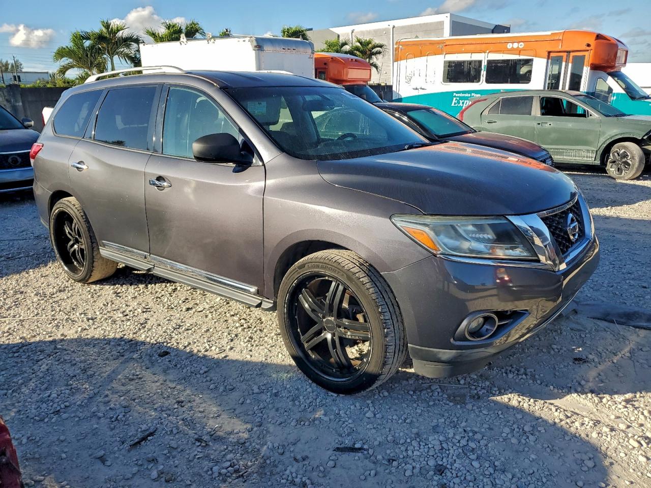 Nissan Pathfinder S Image 5