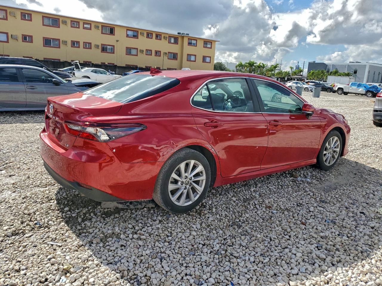 Toyota Camry Le Image 2