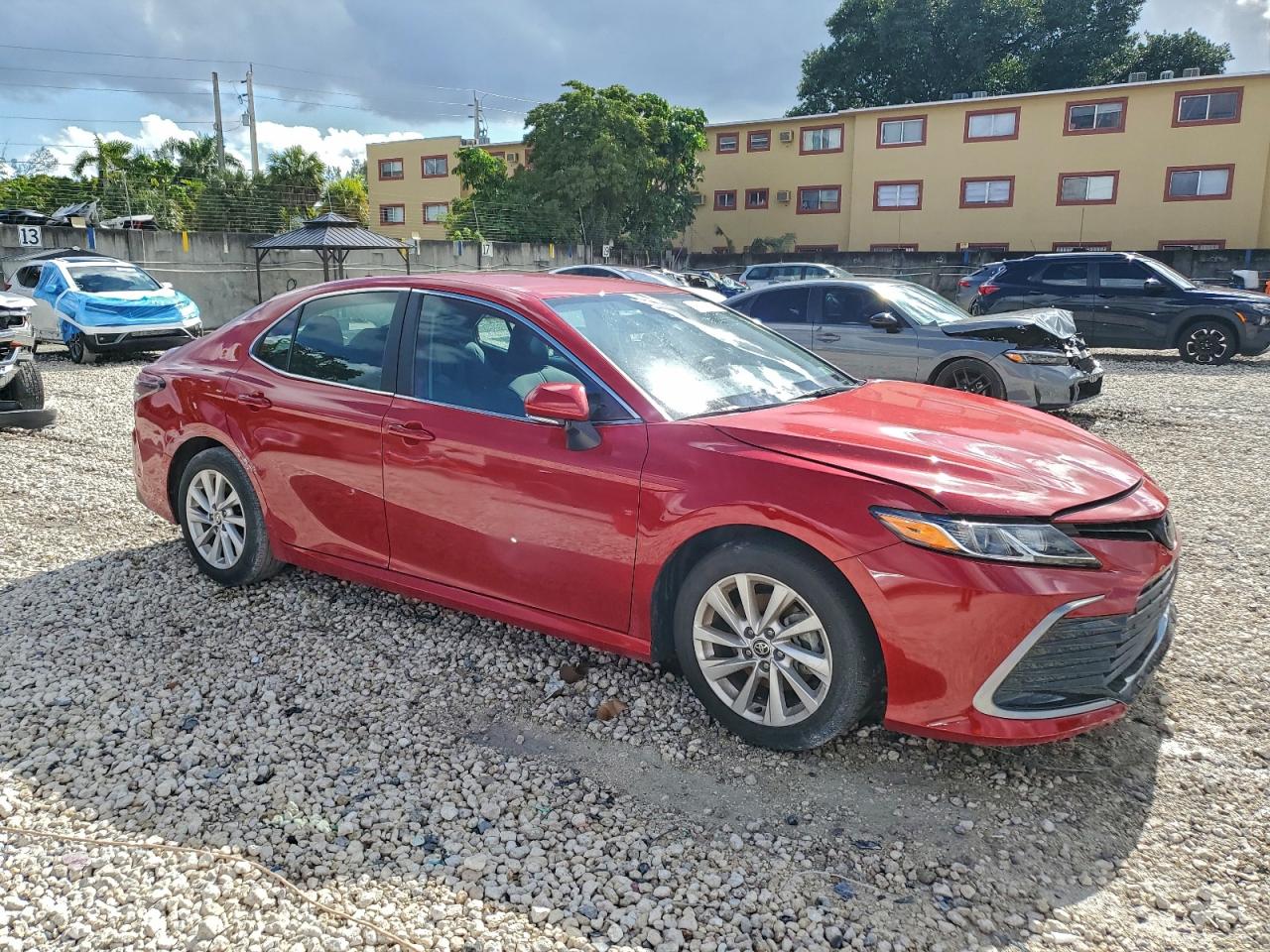 Toyota Camry Le Image 9