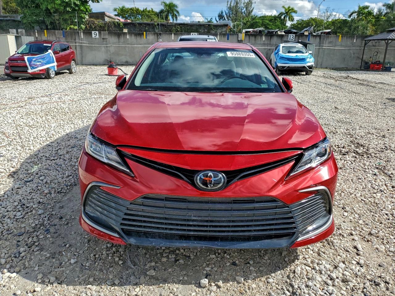 Toyota Camry Le Image 4