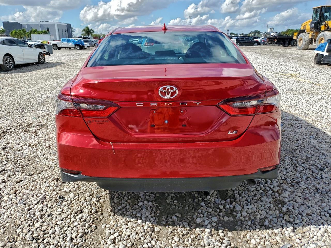 Toyota Camry Le Image 6