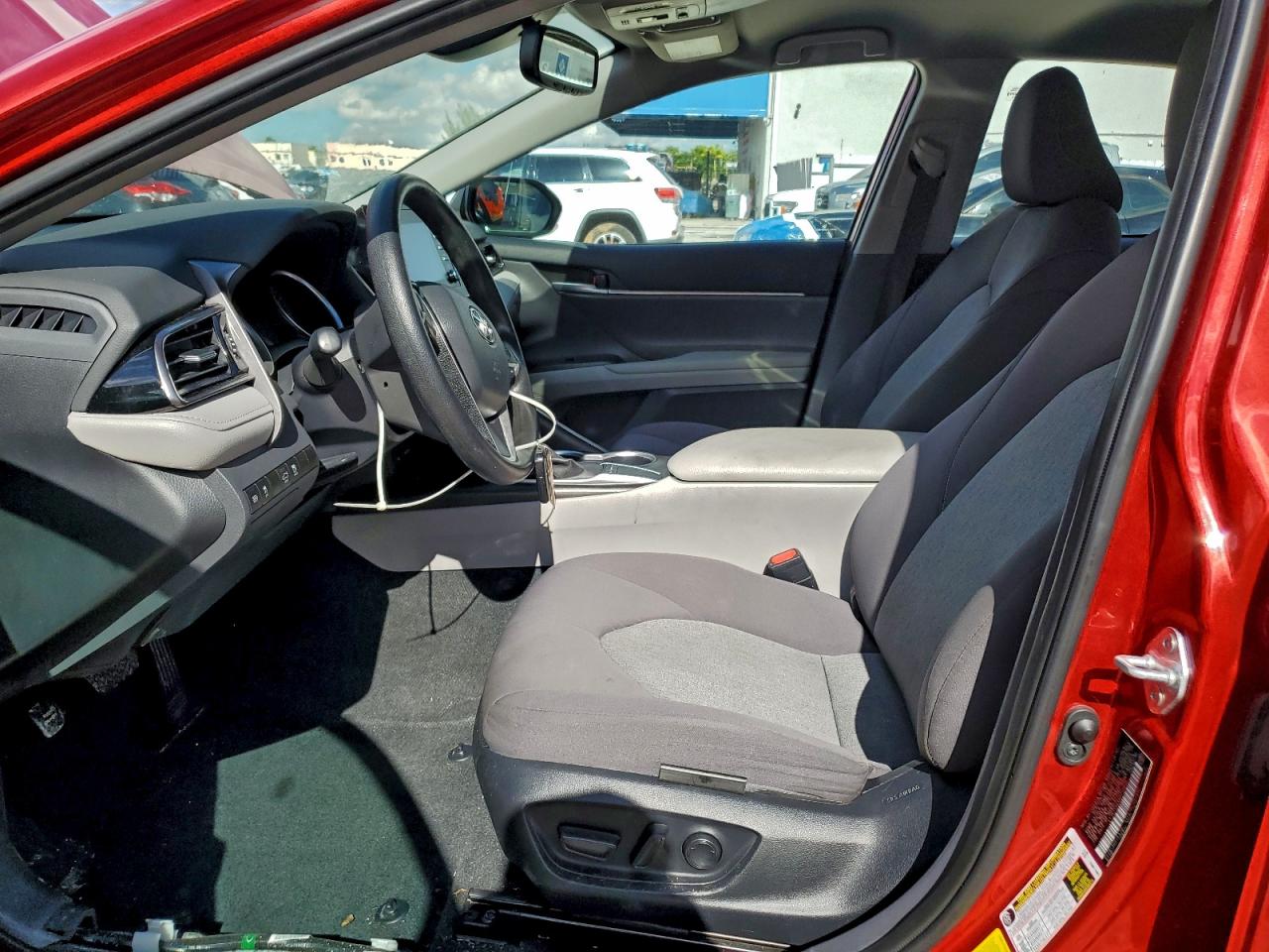 Toyota Camry Le Image 11