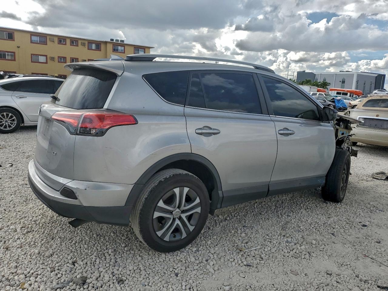 Toyota RAV4 Le Image 2