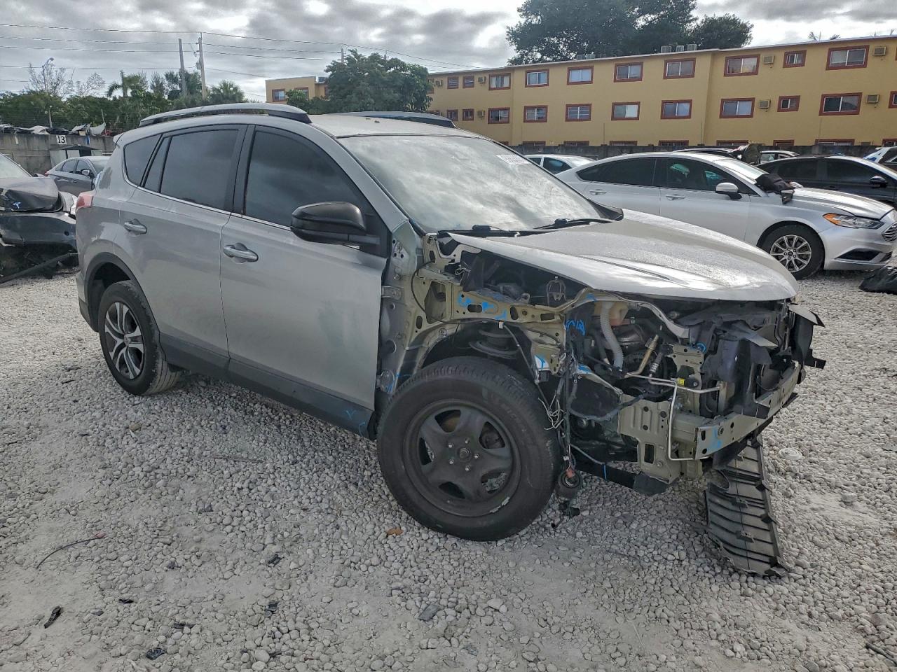 Toyota RAV4 Le Image 11