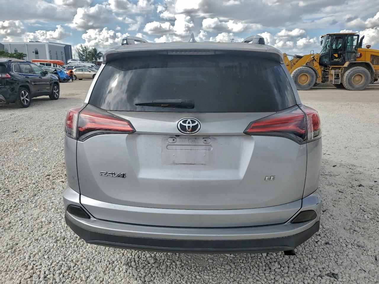 Toyota RAV4 Le Image 13