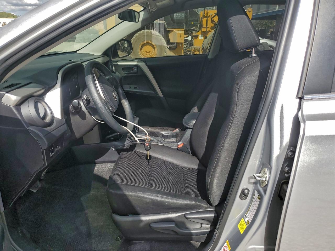 Toyota RAV4 Le Image 7