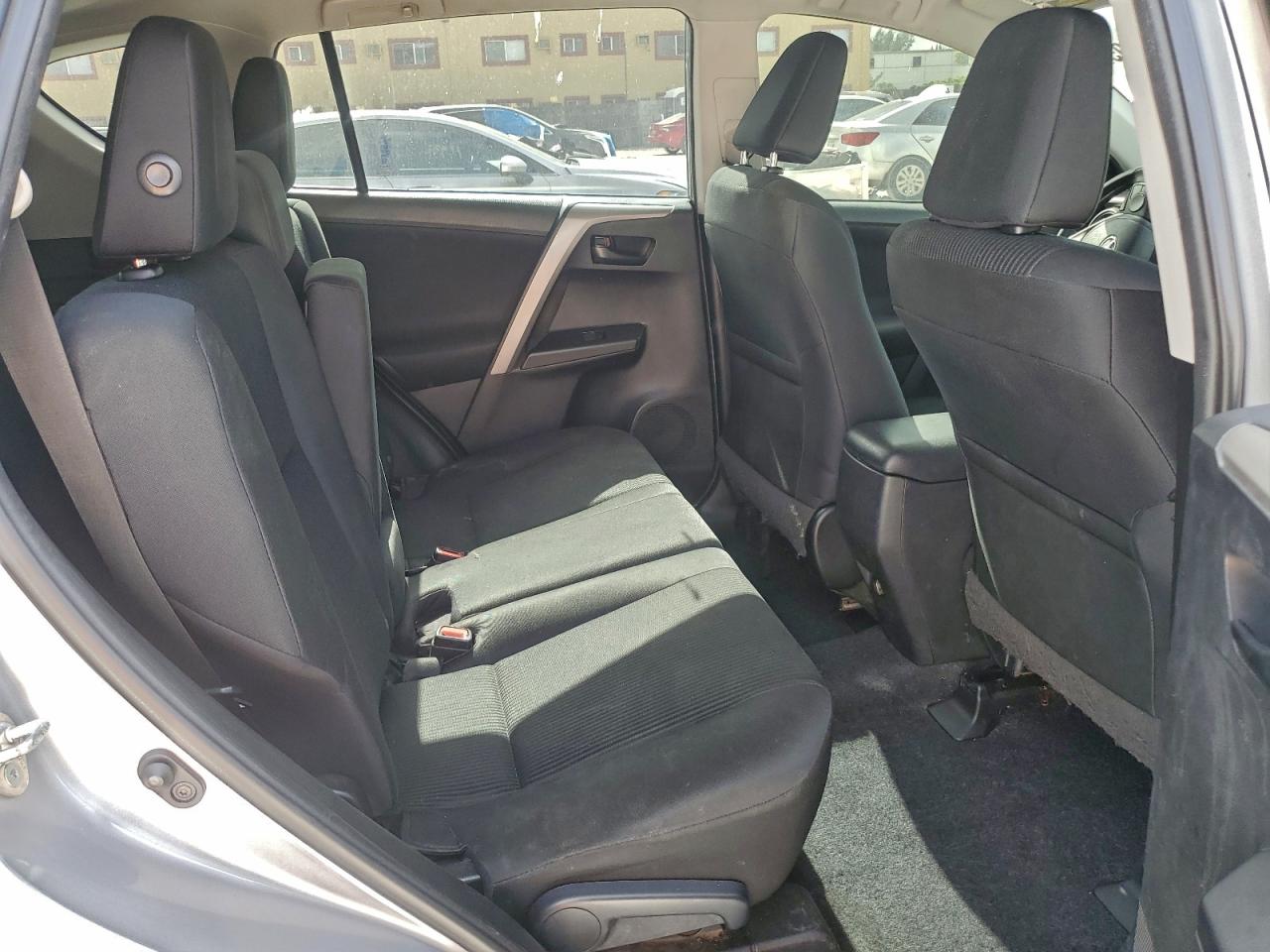 Toyota RAV4 Le Image 8